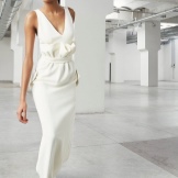 White evening dress na may tela