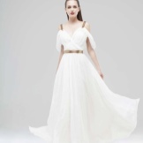 White evening dress sa mga strap sa sahig