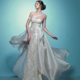 White evening dress na may kawalaan ng simetrya