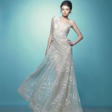 White evening dress na may asymmetrical bodice