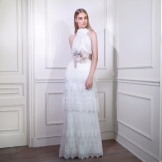 White evening dress na may multi-tiered skirt
