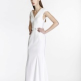 White evening dress na may closed balikat