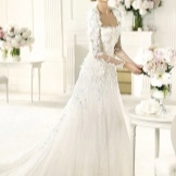 Kasal damit mula sa koleksyon ng 2013 sa pamamagitan ng Elie Saab na may isang parisukat na neckline