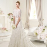 Kasal damit mula sa koleksyon ng 2013 sa pamamagitan ng Elie Saab na may sleeves