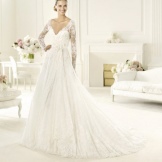 Kasal damit mula sa koleksyon ng 2013 sa pamamagitan ng Elie Saab na may isang malalim neckline