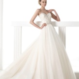 Kasal damit mula sa koleksyon ng GLAMOR mula sa Pronovias na may mga perlas