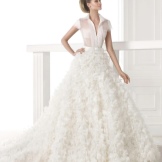 Kasal damit mula sa Pronovias sa estilo ng shirt