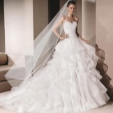 Ang damit na pangkasal mula sa La Sposa ay kahanga-hanga