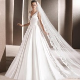 Kasal damit mula sa La Sposa na may malalim na neckline