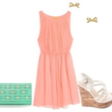Peach dress na may berdeng bag