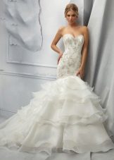 Mermaid wedding dress na may pahalang ruffles