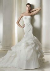 Mermaid wedding dress na may ruffles sa tren