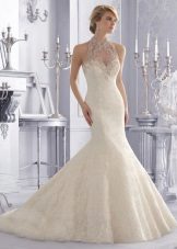 Mermaid dress sa kasal na may neckline at ilusyon