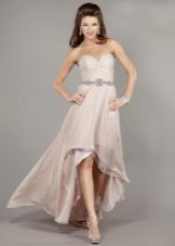 Banayad na short wedding dress na may tren