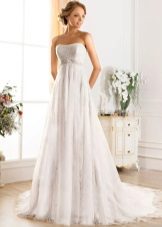 Empire Empire Wedding Dress sa pamamagitan ng Naviblue Bridal