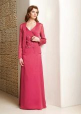 Crimson evening dress para sa ina ng bride