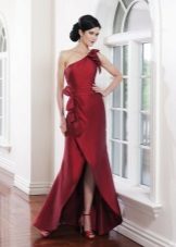 Gabi ng burgundy na damit na may slit