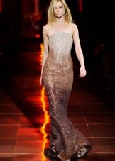 Beige dress sa gabi mula sa Armani
