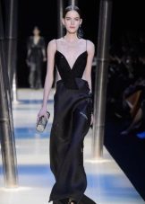 Black evening dress mula sa Armani