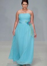 Elegant na asul na damit para sa napakaraming mga kababaihan sa sahig