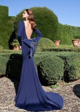 Blue evening dress na may ganap na bukas na likod