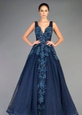Blue evening dress na may rhinestones