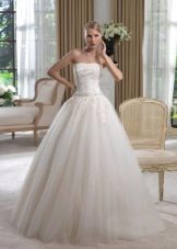 Dress sa kasal sa estilo ng isang prinsesa na may mababang baywang