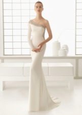 Ang damit ng kasalan na may mga rhinestones na may burdado na bodice