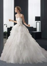 Napakaganda ng multi-layered wedding dress