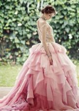 Ang kahanga-hangang kasal damit rosas sa estilo ng prinsesa