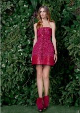 Red prom dress na may bell skirt