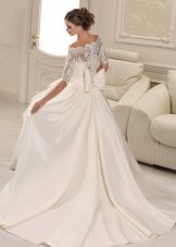 A-line wedding dress na may bow
