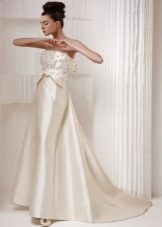 Dress sa kasal na may mga perlas sa bodice