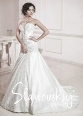 Dress sa kasal na pinalamutian ng mga perlas