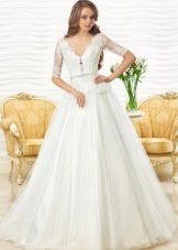 Lacy wedding dress mula kay Oksana Mucha na may basky