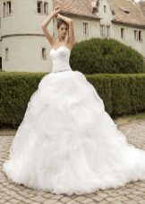 Magnificent white wedding dress na may multi-layered skirt