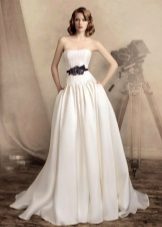 White Wedding Dress na may Black Belt