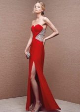 Red evening dress na may slit