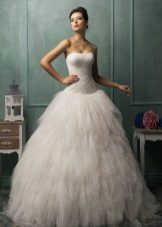 Kasal damit mula sa Amelia Sposa sa isang multi-layered palda