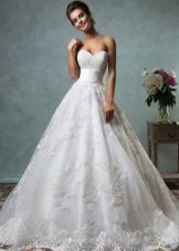 Ang damit na pangkasal mula sa Amelia Sposa ay kahanga-hanga