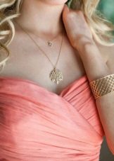 Gold alahas sa isang coral dress