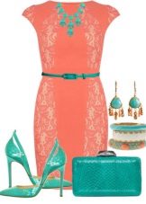 Coral dress na may kumbinasyon ng berdeng accessories