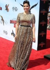 Leopard dress para sa mga batang babae na may curvaceous