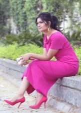 Pusiya na may pink na sapatos