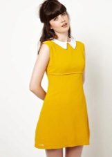 Mustard dress na may puting kwelyo