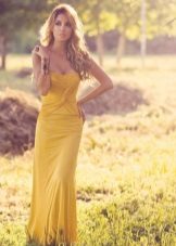 Blonde sa isang magandang mustard na damit