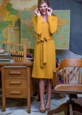 Dress Mustard na may brown na sapatos