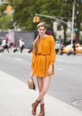 Dress na Mustard na may brown na bota