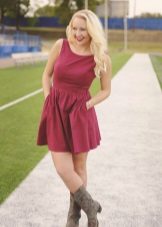 Crimson dress para sa blonde