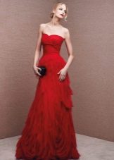Ang pulang damit mula sa La Sposa mula sa chiffon
